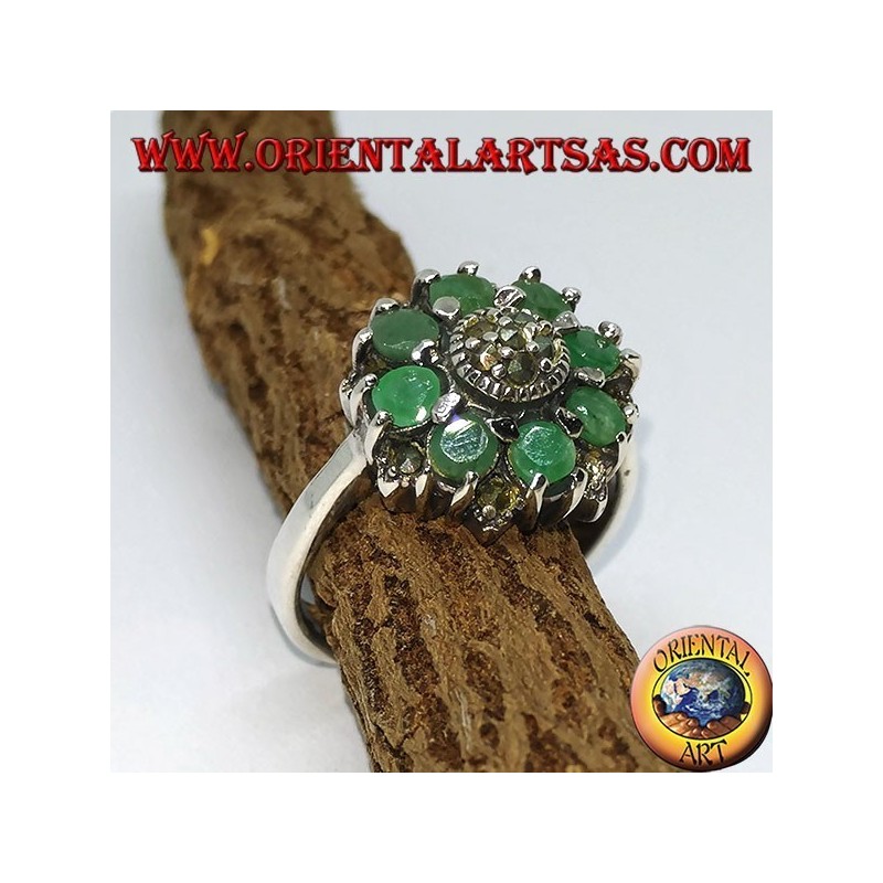Bague en argent en fleur avec 8 émeraudes rondes naturelles entourées de marcassites