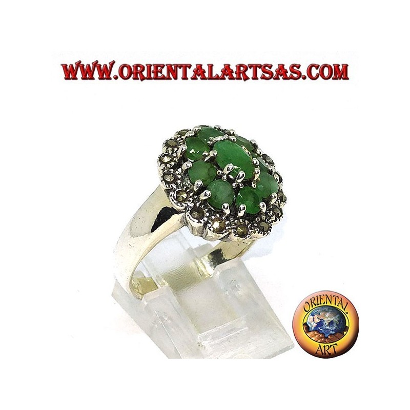 Anillo de plata con 1 esmeralda ovalada y 8 esmeraldas redondas naturales rodeadas de marcasitas