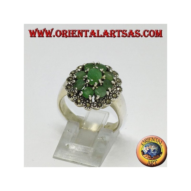 Anillo de plata con 1 esmeralda ovalada y 8 esmeraldas redondas naturales rodeadas de marcasitas