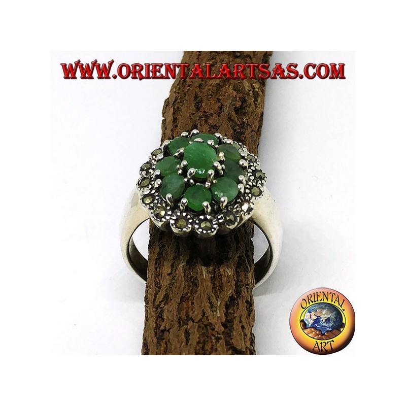 Anillo de plata con 1 esmeralda ovalada y 8 esmeraldas redondas naturales rodeadas de marcasitas