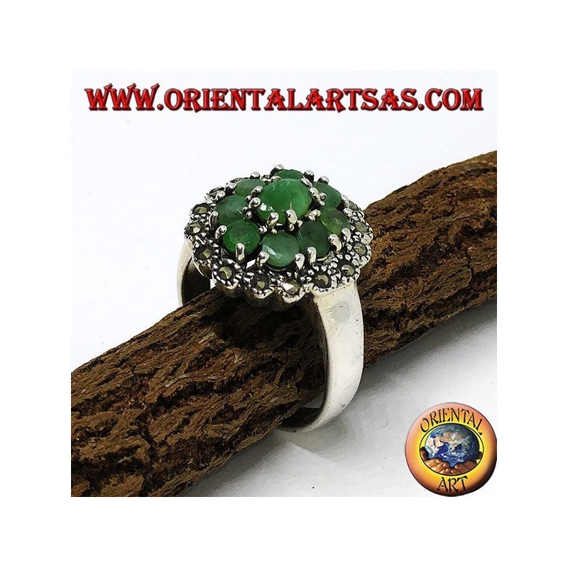 Anello in argento con 1 smeraldo ovale ed 8 smeraldi tondi naturali contornato di marcasiti