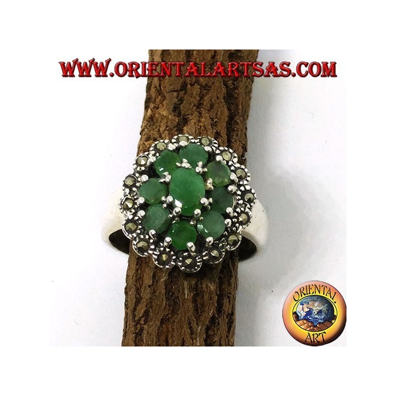 Anello in argento con 1 smeraldo ovale ed 8 smeraldi tondi naturali contornato di marcasiti