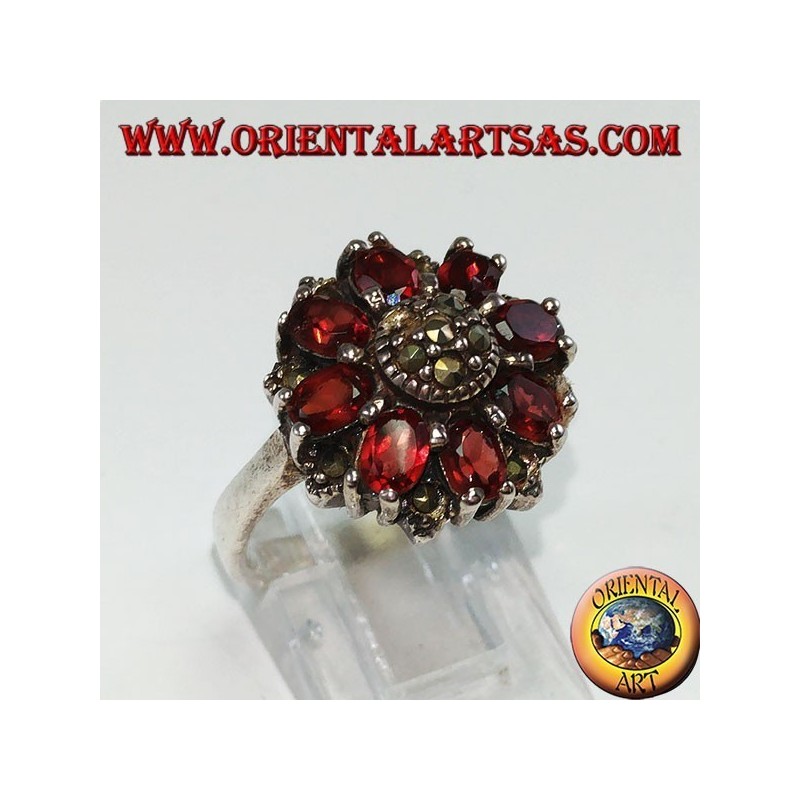 Bague en argent de forme ronde avec 8 grenats naturels ovales et marcassites