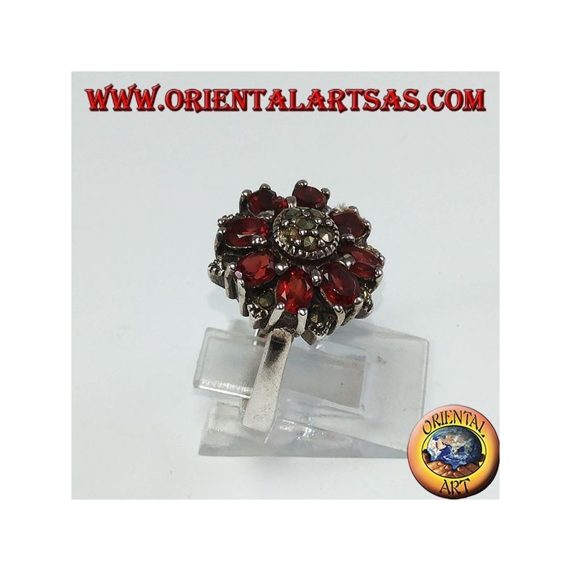 Bague en argent de forme ronde avec 8 grenats naturels ovales et marcassites