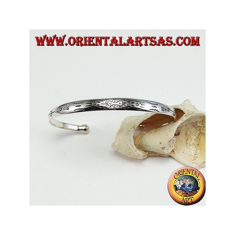 Pulsera rígida de plata, grabada con maorí hecha a mano.