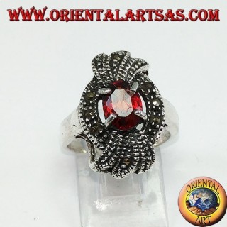 Anillo de plata, lazo de marcassita con una granada ovalada natural incrustada.