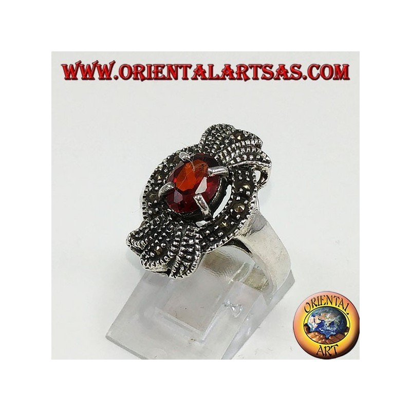 Bague en argent, noeud en marcassite avec une grenade ovale naturelle incrustée