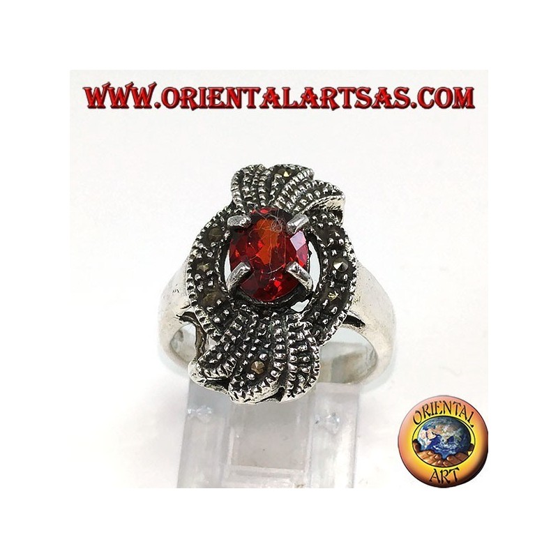 Anillo de plata, lazo de marcassita con una granada ovalada natural incrustada.