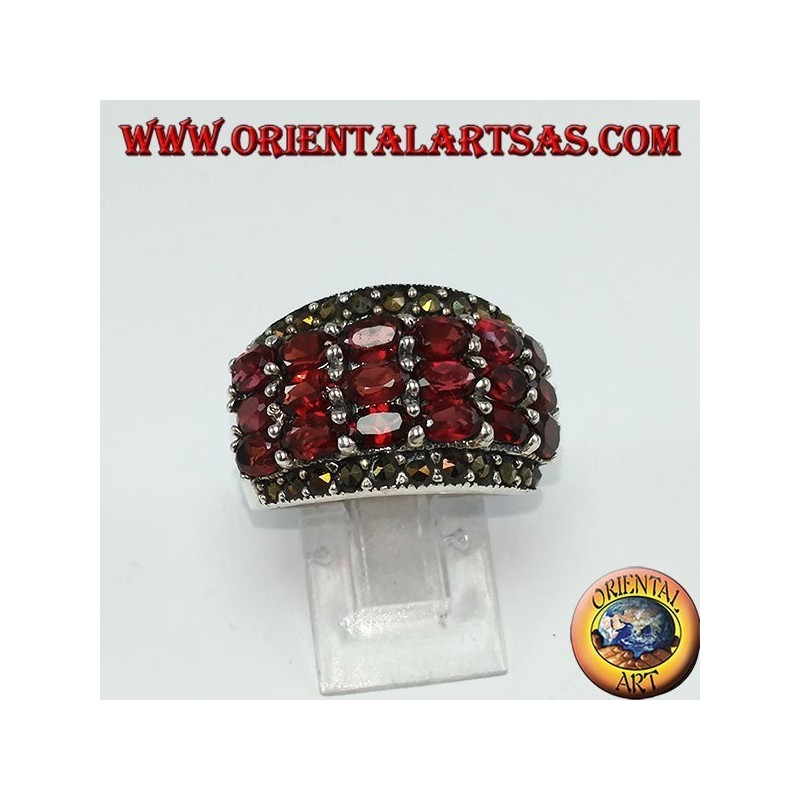Bague en argent avec une bande arrondie avec 16 grenats naturels ovales