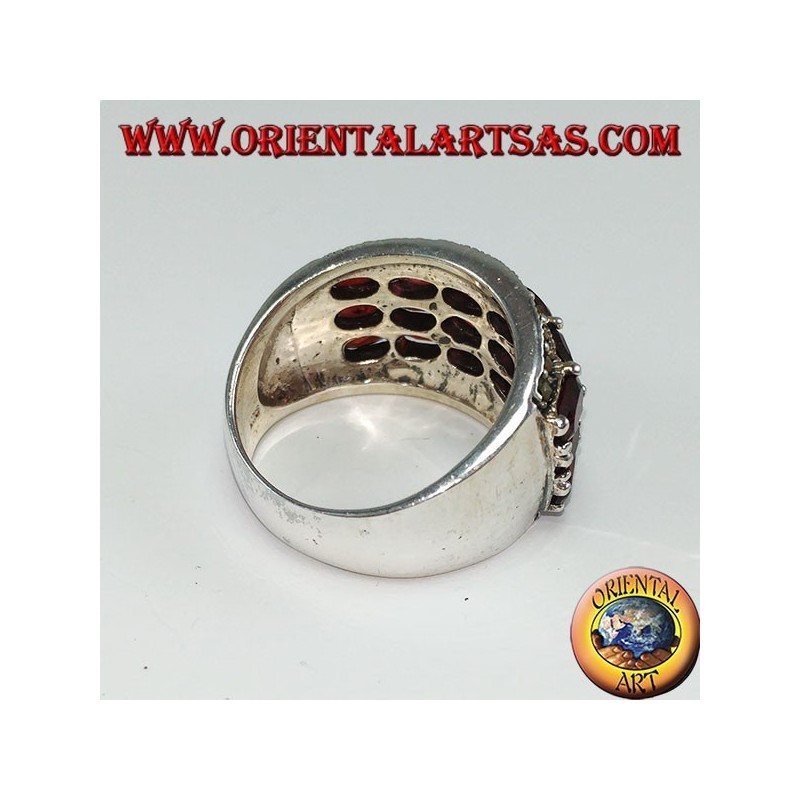 Anillo de plata con 18 granates ovalados naturales.