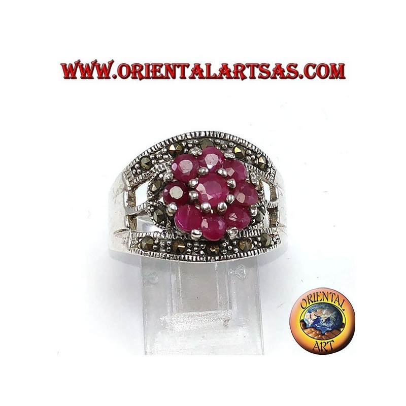 Bague en argent avec une fleur sertie de 9 rubis ronds