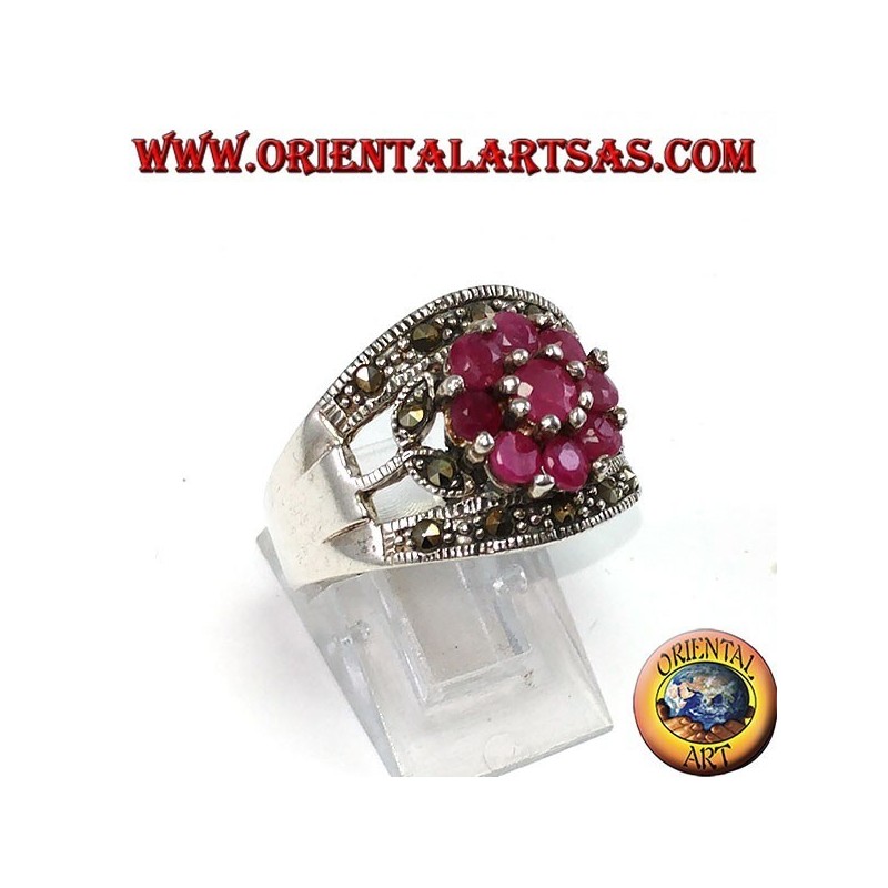 Bague en argent avec une fleur sertie de 9 rubis ronds