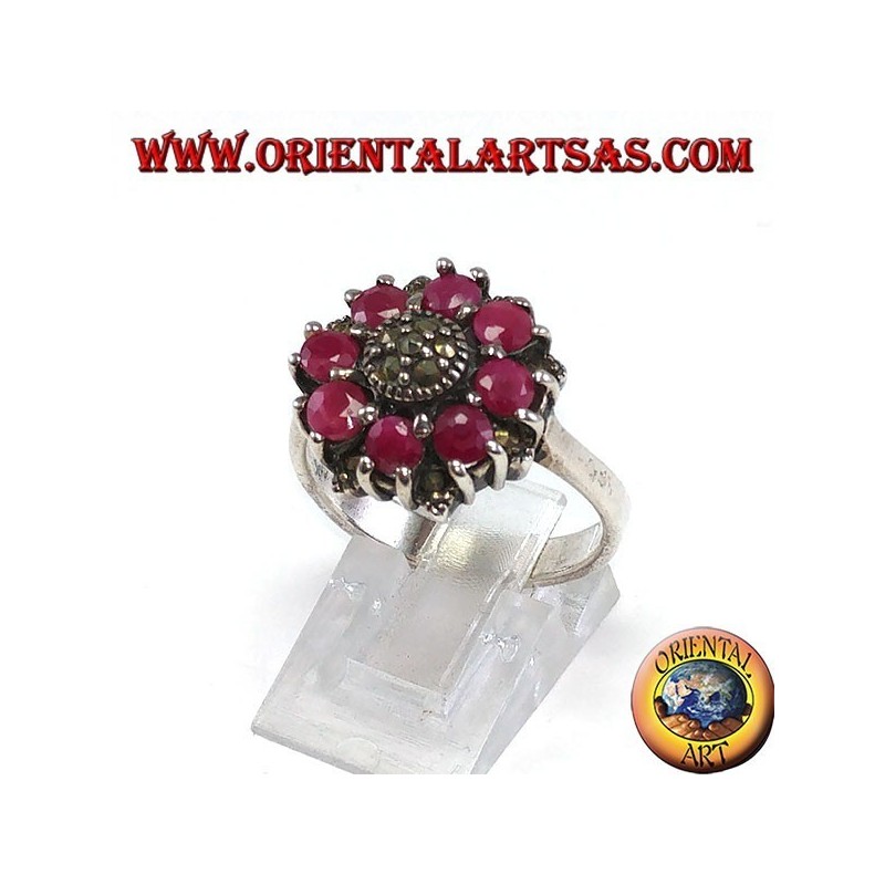 Bague en argent avec 8 rubis ronds et marcassites au centre