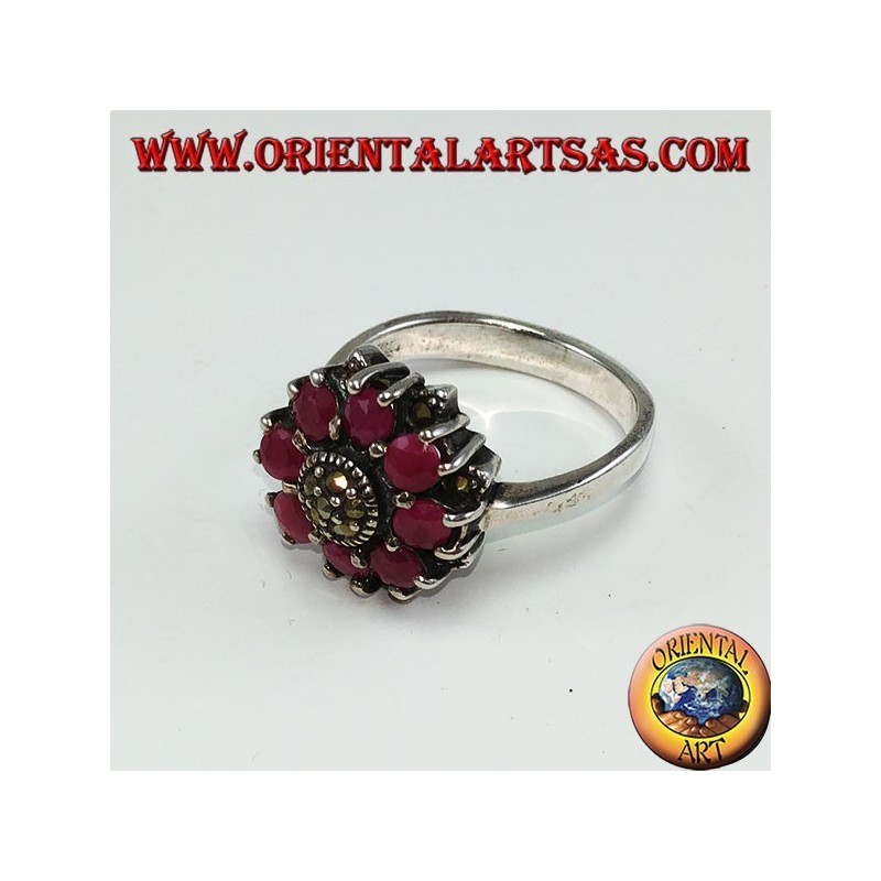 Bague en argent avec 8 rubis ronds et marcassites au centre