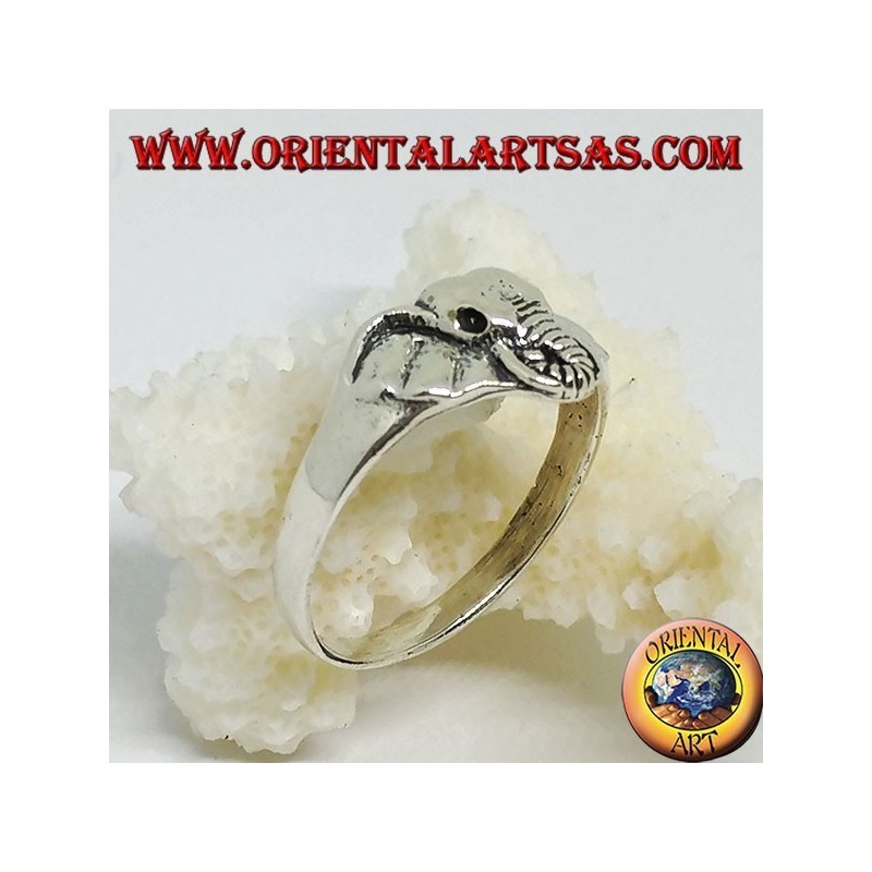 Anillo de plata con cabeza de elefante.