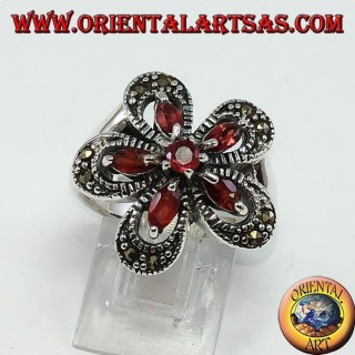 Silver ring in the shape of a flower with 5 shuttle garnets and a central round
