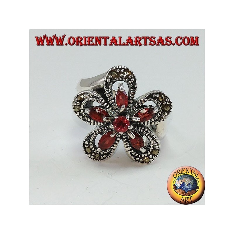 Silver ring in the shape of a flower with 5 shuttle garnets and a central round