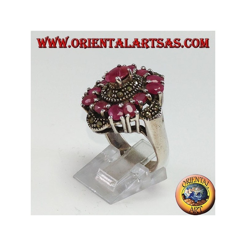Bague en argent sertie de 13 rubis ovales et ornée de marcassite