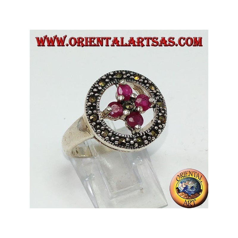 Anillo redondo de plata con una cruz de 4 rubíes redondos.