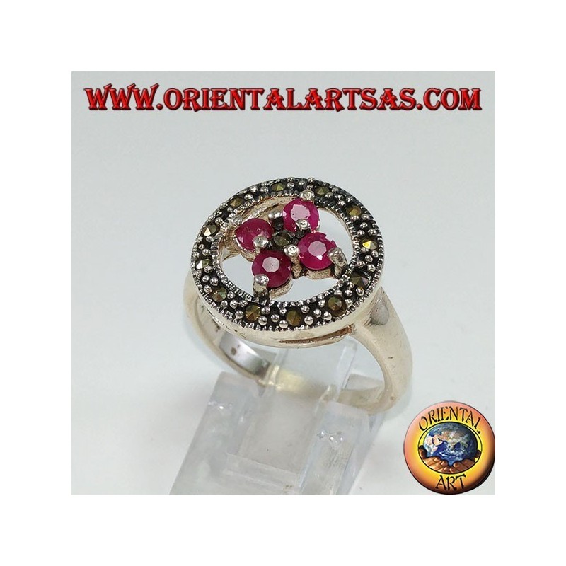 Anillo redondo de plata con una cruz de 4 rubíes redondos.