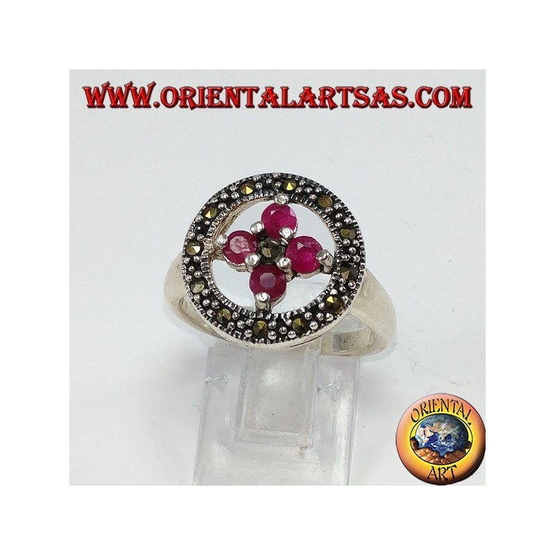 Anillo redondo de plata con una cruz de 4 rubíes redondos.