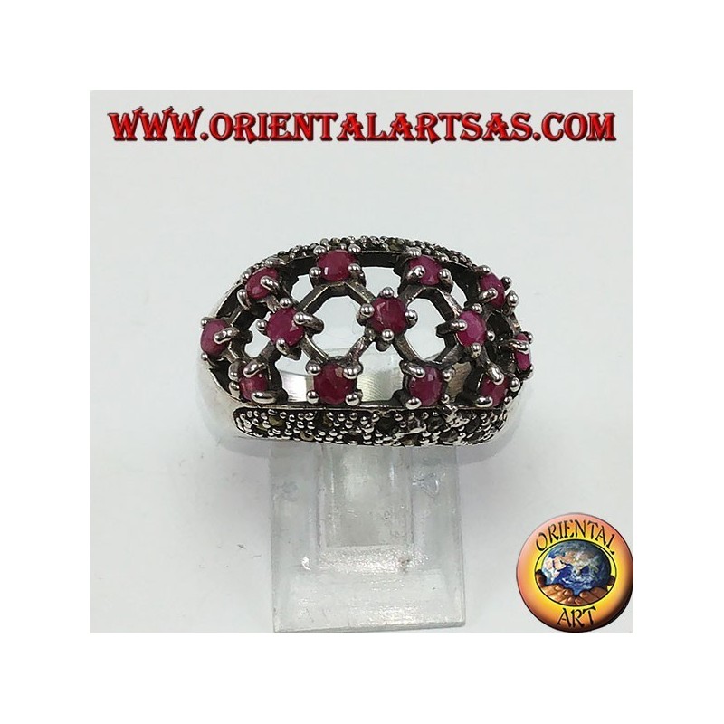 Bague en argent avec bande perforée arrondie avec 13 rubis sertis