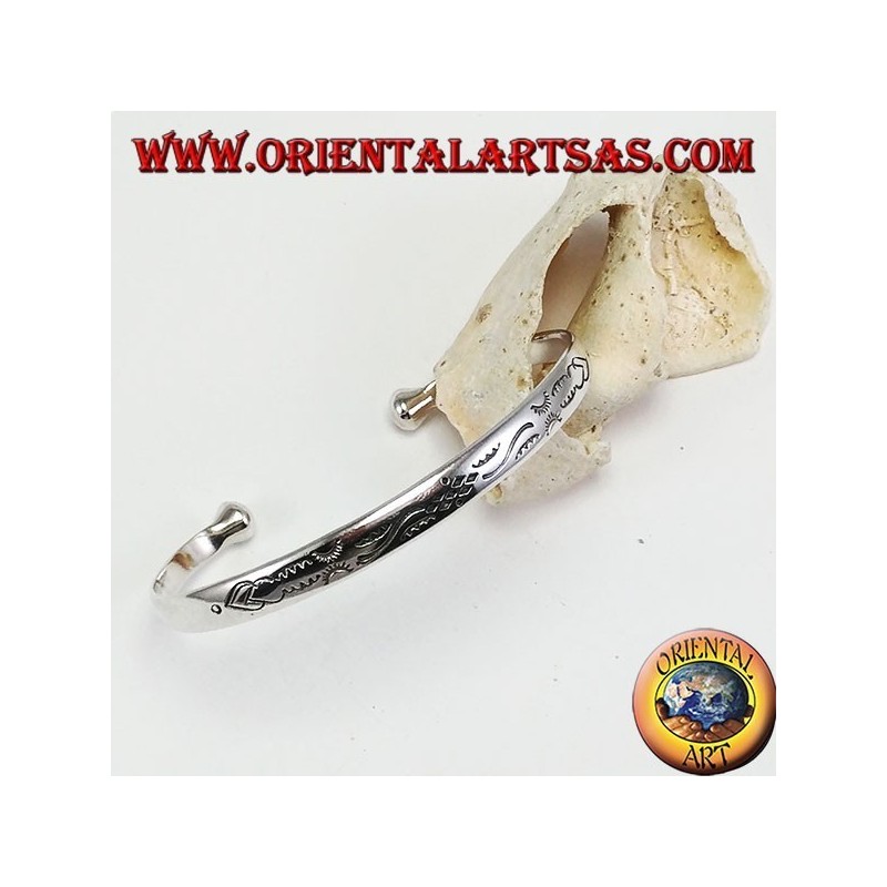 Pulsera rígida en plata, con grabados balineses hechos a mano.