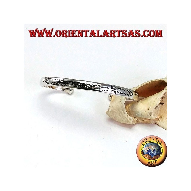 Pulsera rígida en plata, con grabados balineses hechos a mano.
