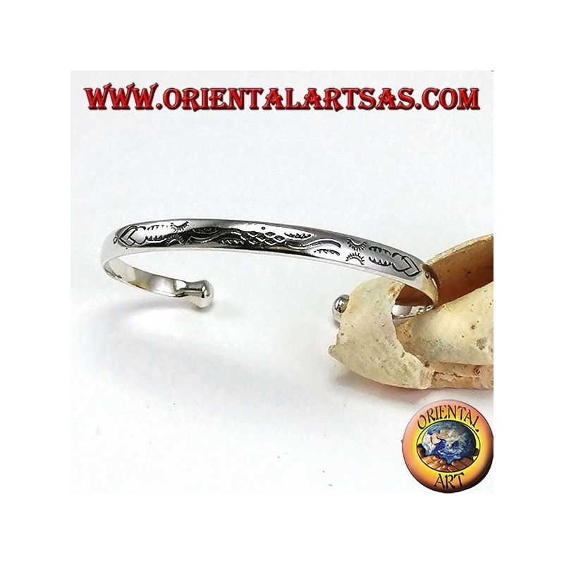Pulsera rígida en plata, con grabados balineses hechos a mano.