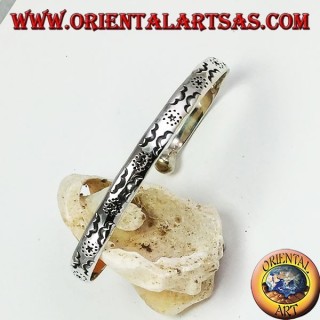 Steifes Armband in Silber mit von Hand gravierten Sternen und Wolken