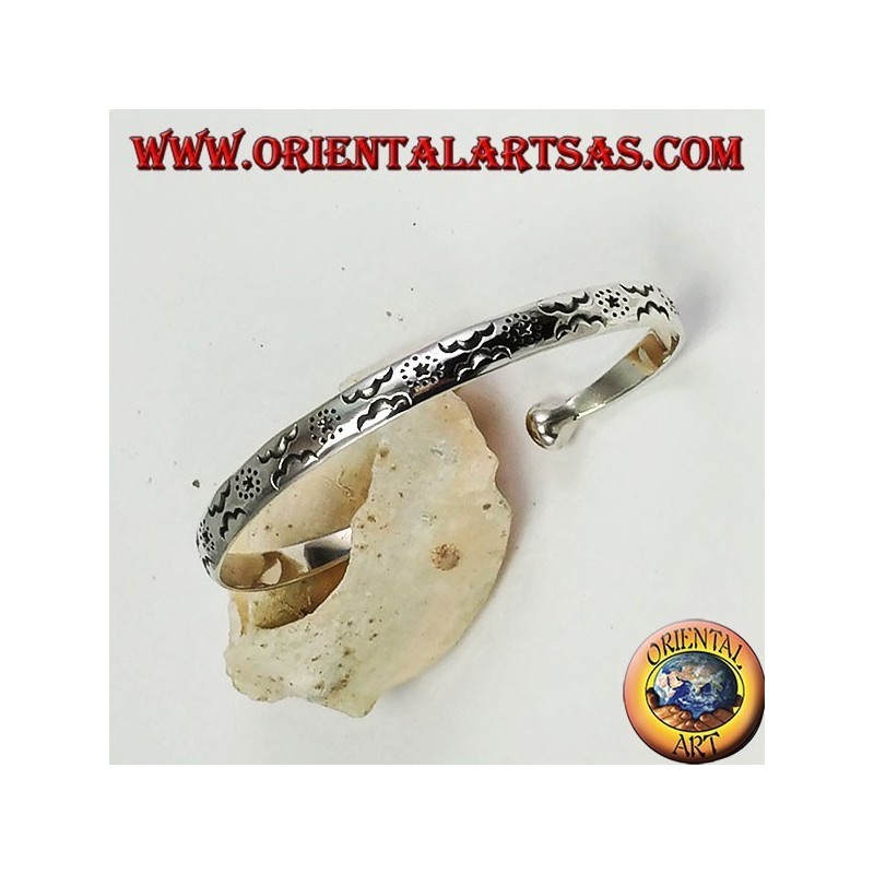 Steifes Armband in Silber mit von Hand gravierten Sternen und Wolken