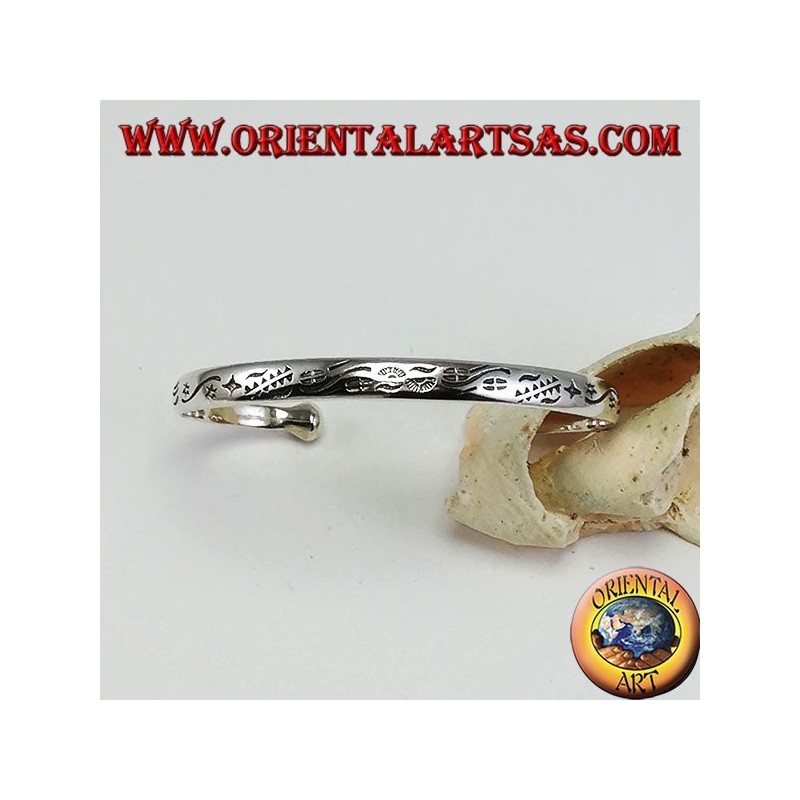 Silberarmband mit handgefertigten Stammesgravuren