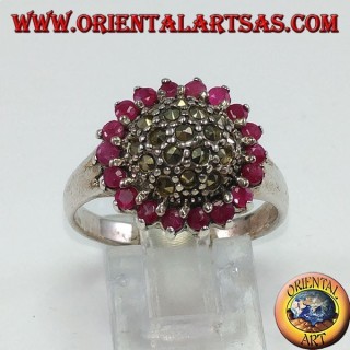 Anello in argento tondo con una semisfera di marcasite contornato da 18 rubini tondi incastonati