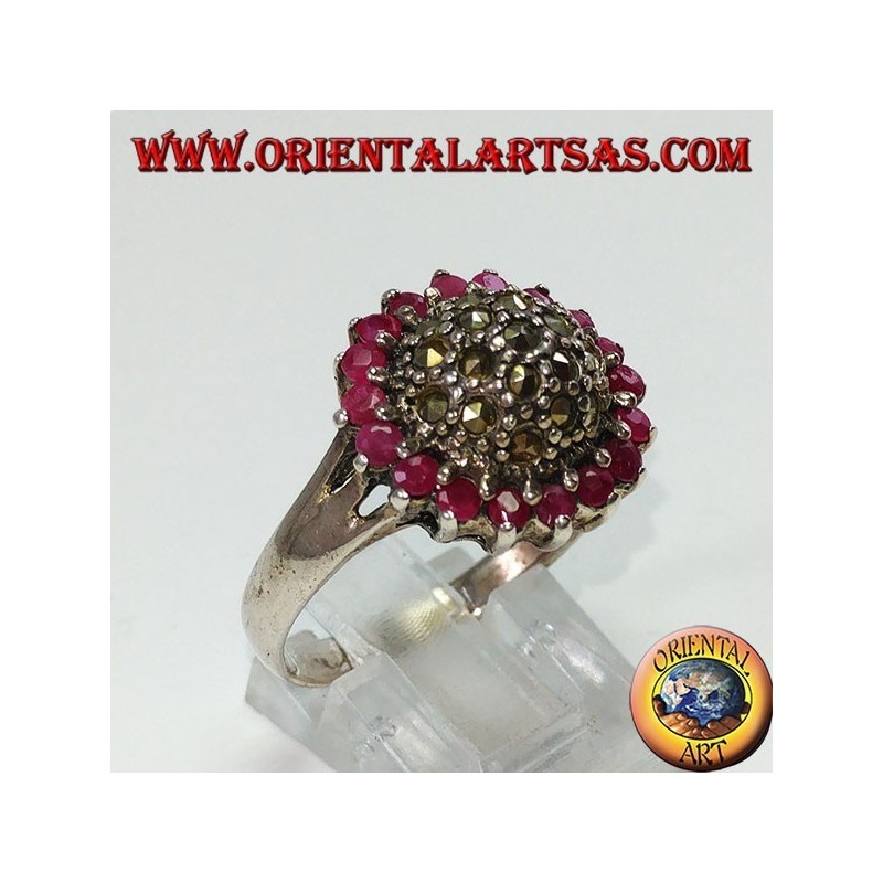 Anello in argento tondo con una semisfera di marcasite contornato da 18 rubini tondi incastonati