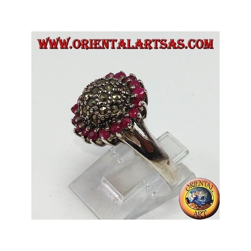 Bague ronde en argent avec un hémisphère en marcassite entouré de 18 rubis sertis