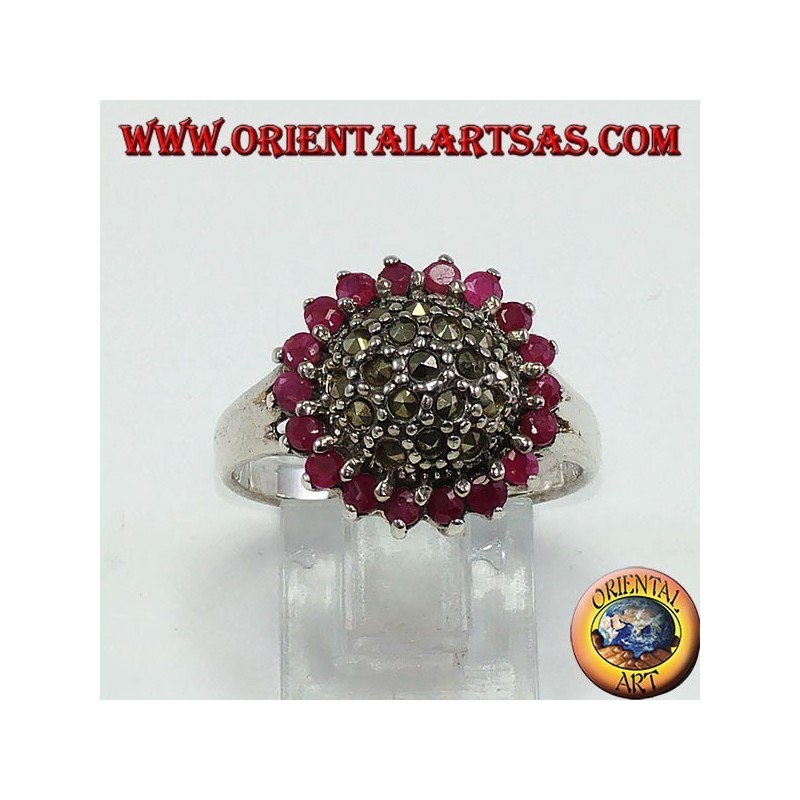 Anillo redondo de plata con un hemisferio de marcasita rodeado de 18 rubíes redondos.