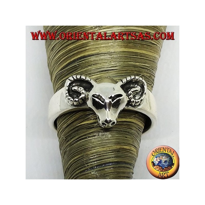 Anillo de plata con cabeza de carnero.