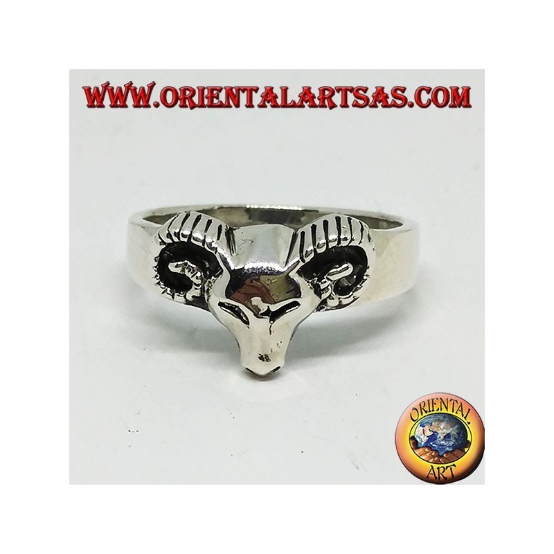 Anillo de plata con cabeza de carnero.