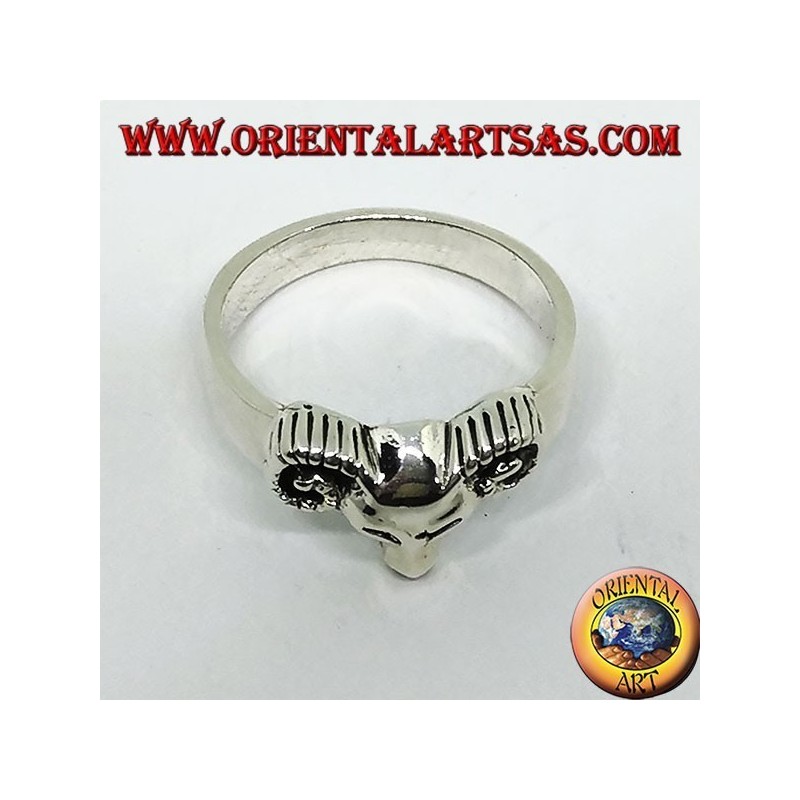 Anillo de plata con cabeza de carnero.