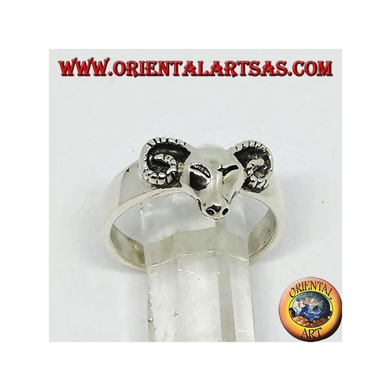 Anello in argento con testa di ariete