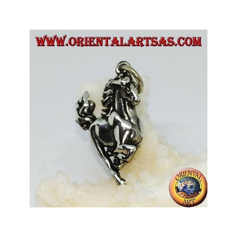 Colgante de plata de un caballo que brinca