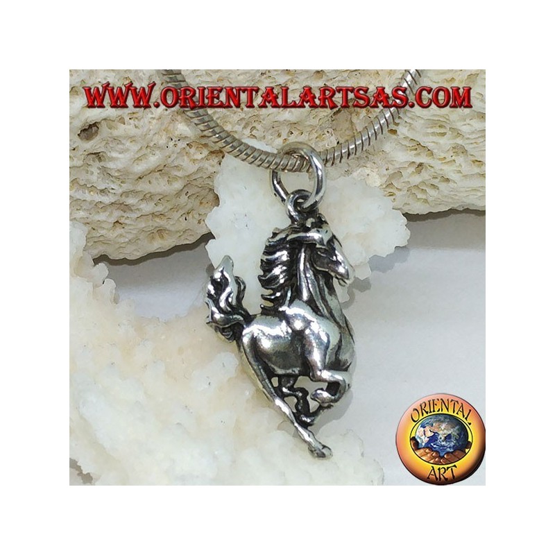 Pendentif en argent d'un cheval cabré