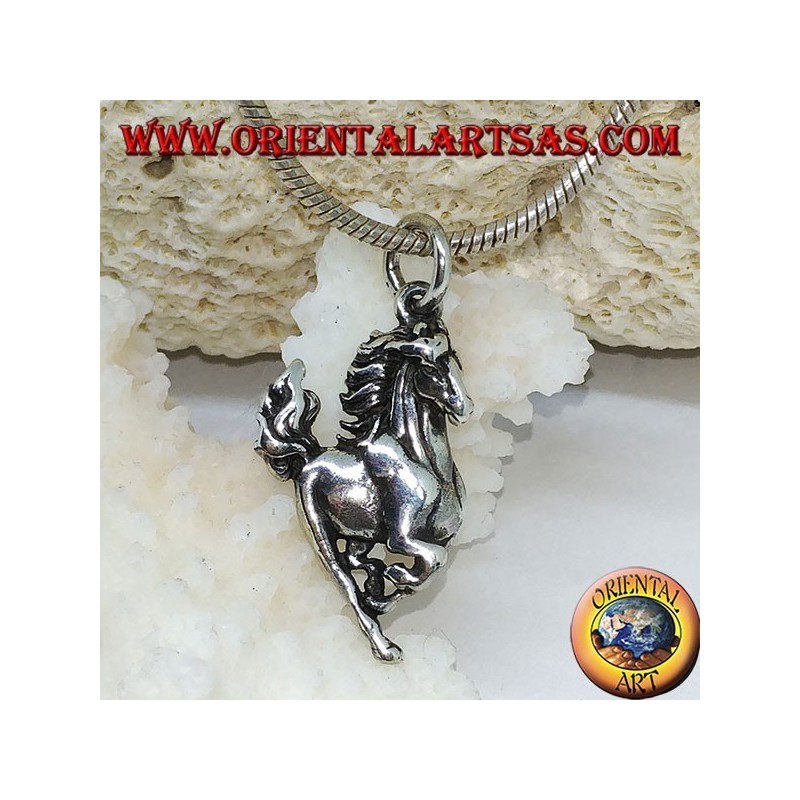 Pendentif en argent d'un cheval cabré