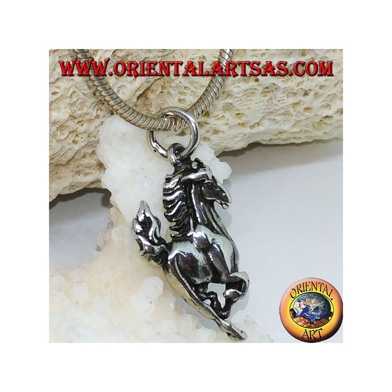 Colgante de plata de un caballo que brinca