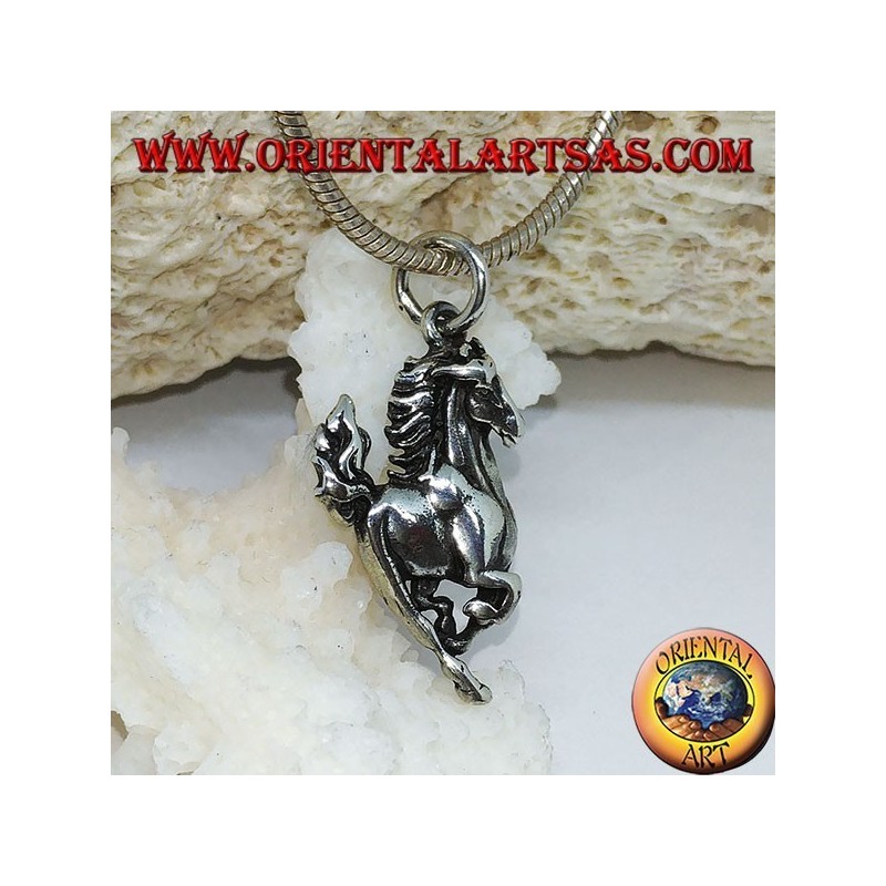 Colgante de plata de un caballo que brinca