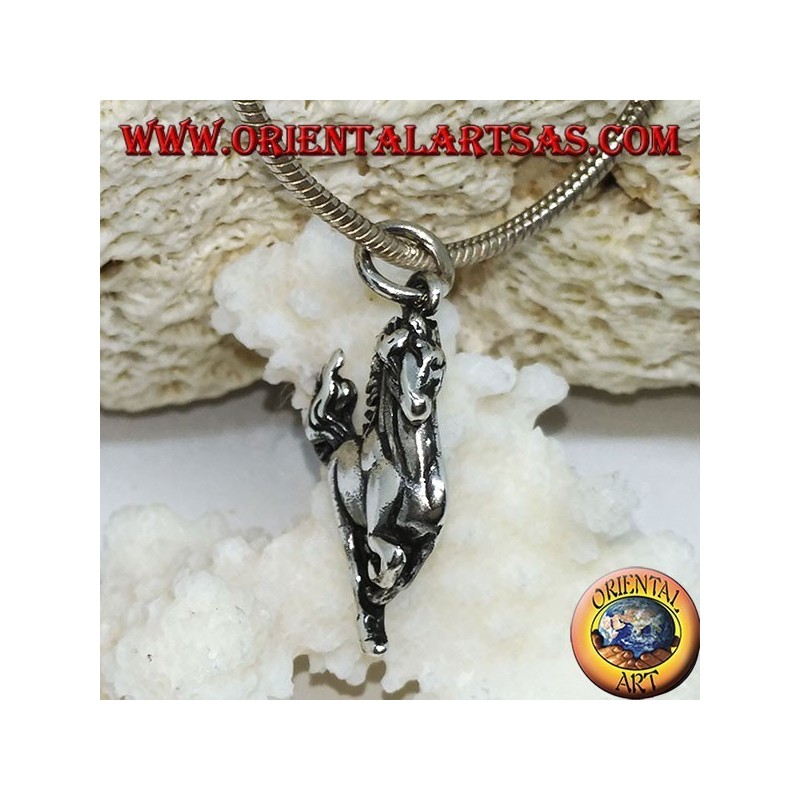 Colgante de plata de un caballo que brinca