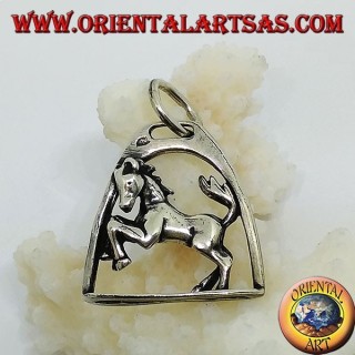 Pendentif cheval en argent rampant sous la voûte