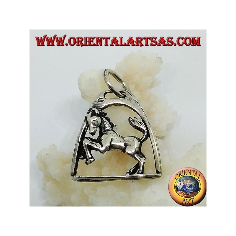 Pendentif cheval en argent rampant sous la voûte