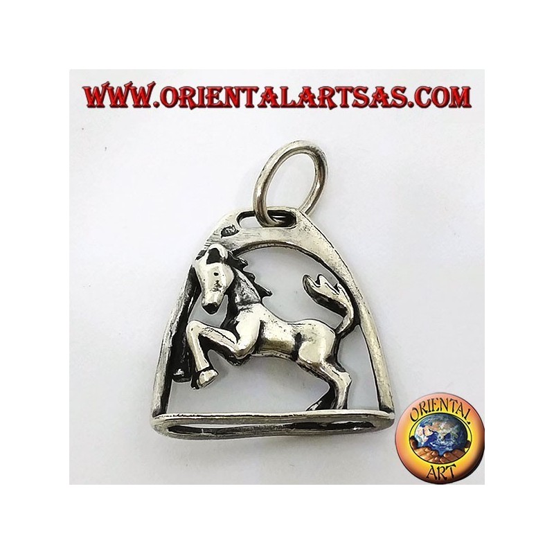 Pendentif cheval en argent rampant sous la voûte