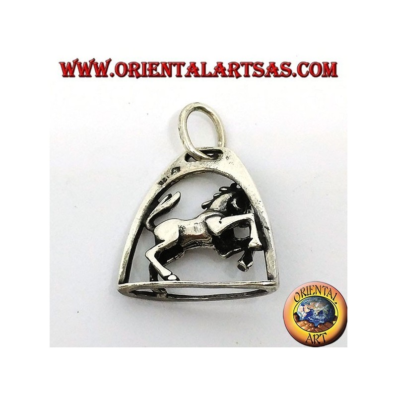 Pendentif cheval en argent rampant sous la voûte